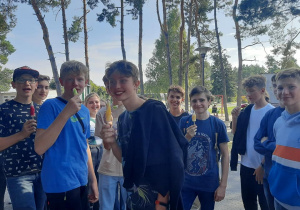 Grupa chłopców jedzących lody