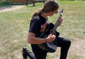 Chłopiec z gitarą